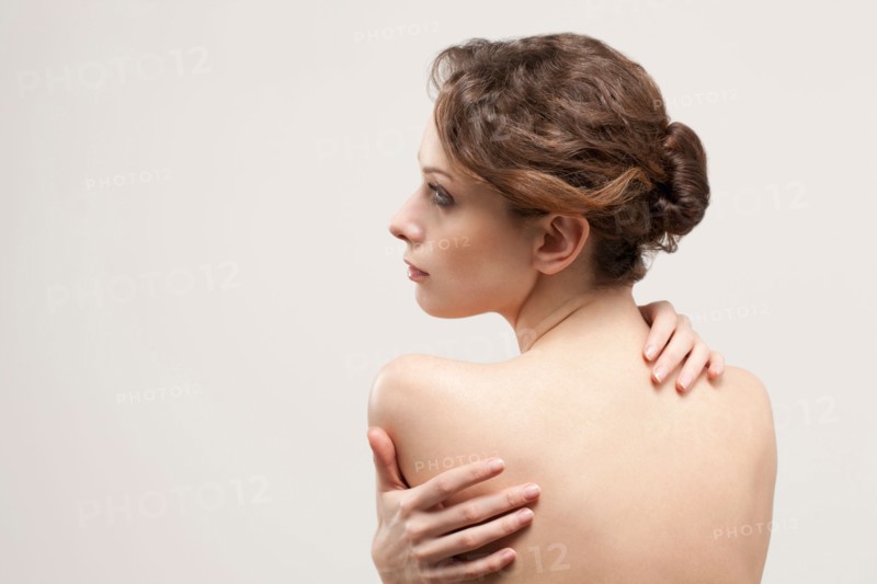 Rear view of beautiful young woman, studio shot. Photo : Jan Scherders