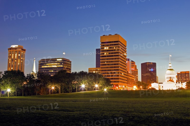 USA, Missouri, St Louis, Cityscape at night. Photo : Henryk Sadura