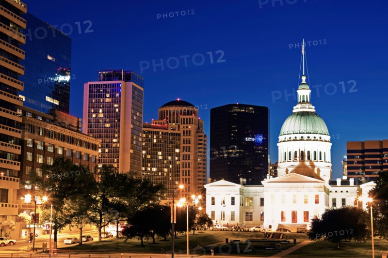 USA, Missouri, St Louis, Old courthouse illuminated at night. Photo : Henryk Sadura