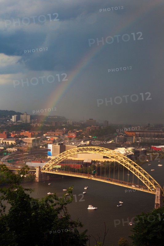 USA, Pennsylvania, Pittsburgh, Rainbow above bridge. Photo : Henryk Sadura