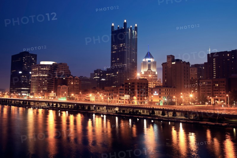 USA, Pennsylvania, Pittsburgh, Cityscape at night. Photo : Henryk Sadura