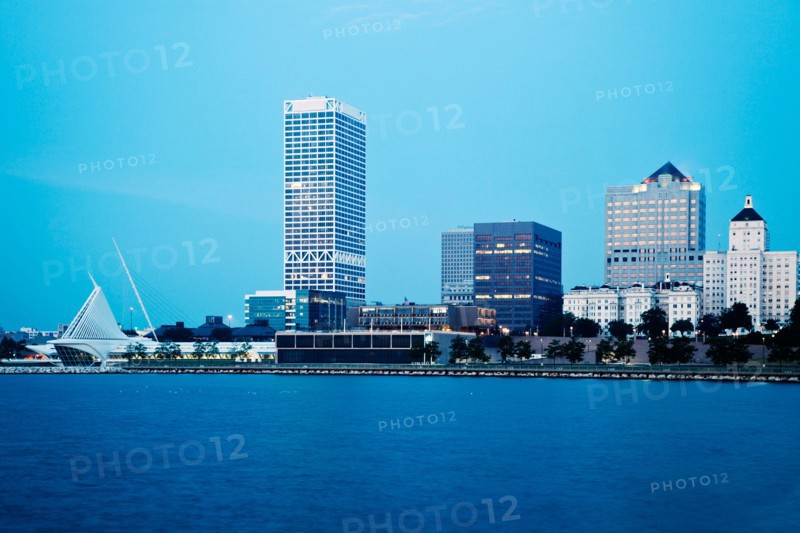 USA, Wisconsin, Milwaukee, Cityscape before sunrise. Photo : Henryk Sadura