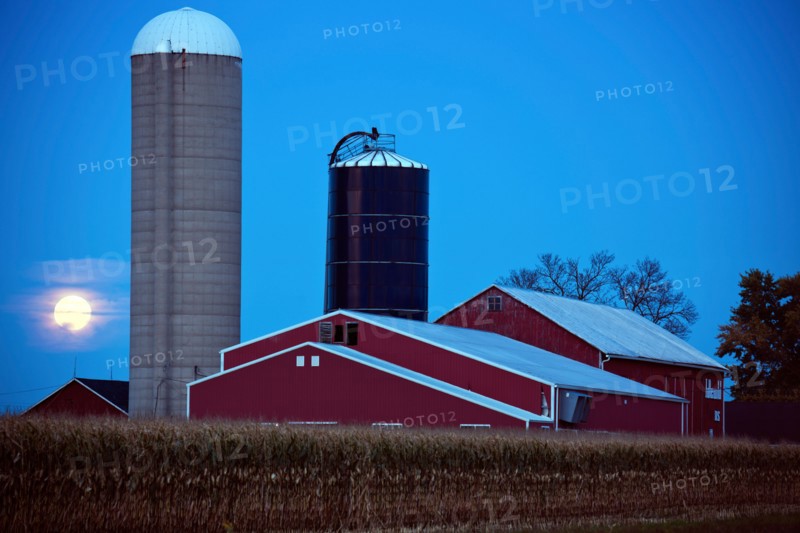 USA, Wisconsin, Moonrise over farm. Photo : Henryk Sadura