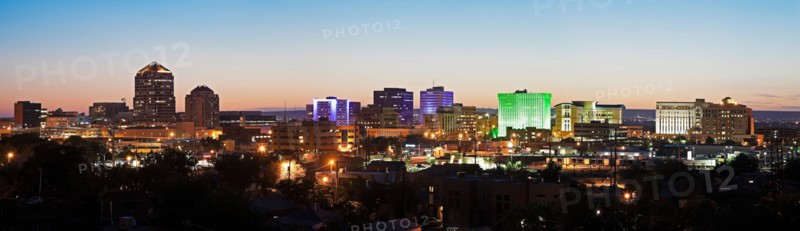 USA, New Mexico, Albuquerque, Panoramic cityscape at dusk. Photo : Henryk Sadura