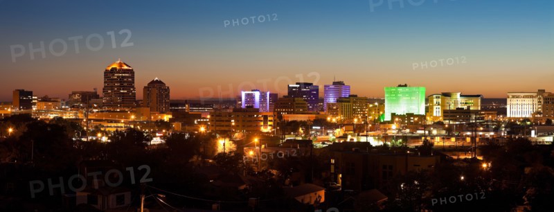 USA, New Mexico, Albuquerque, Panoramic cityscape at dusk. Photo : Henryk Sadura