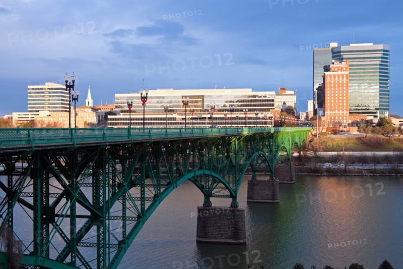 USA, Tennessee, Knoxville, Skyline with bridge. Photo : Henryk Sadura