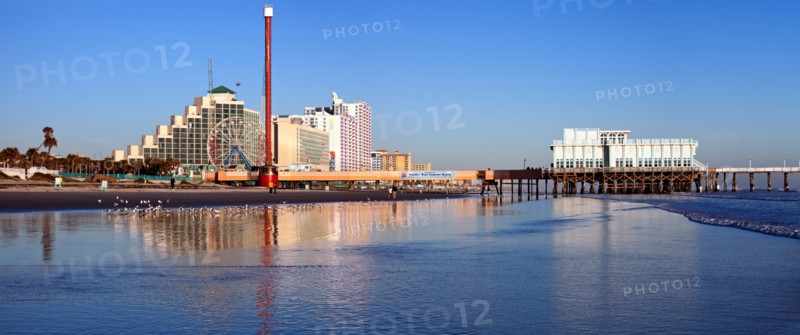 USA, Florida, Daytona Beach, Pier and blue sky. Photo : Henryk Sadura