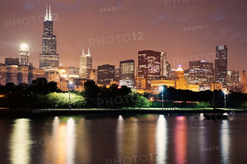 USA, Illinois, Chicago skyline at dusk. Photo : Henryk Sadura