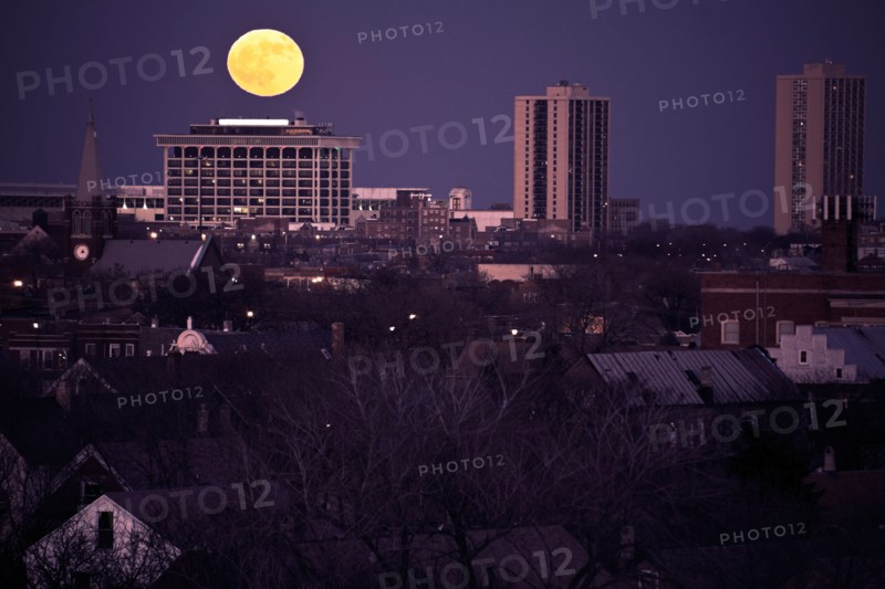 USA, Illinois, Chicago skyline with full moon. Photo : Henryk Sadura