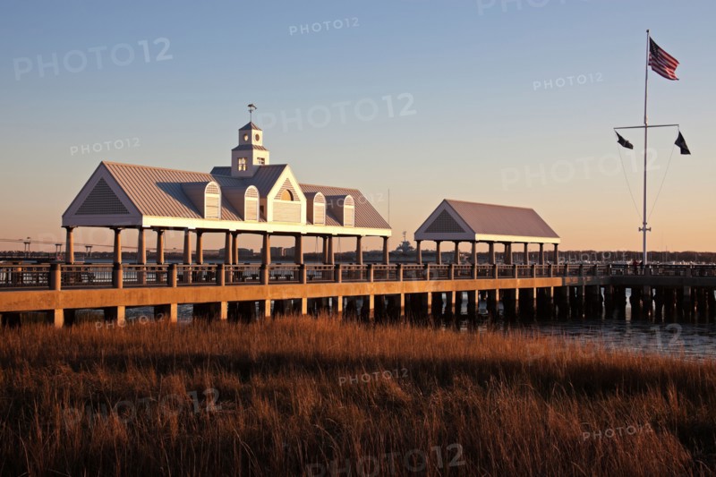 USA, South Carolina, Charleston, Pier at sunrise. Photo : Henryk Sadura