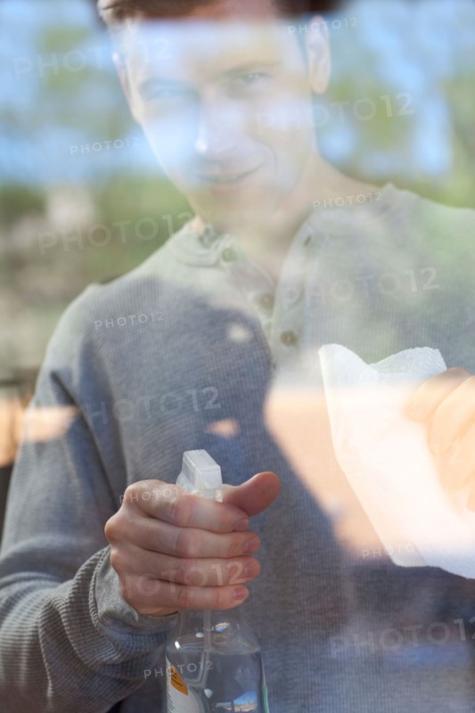 Man cleaning window pane. Photo : db2stock
