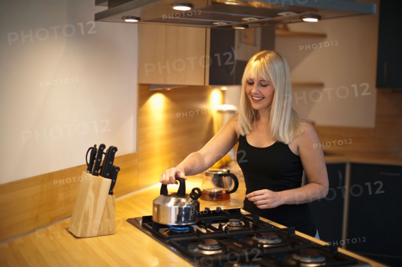 Young woman in kitchen. Photo : Mark de Leeuw