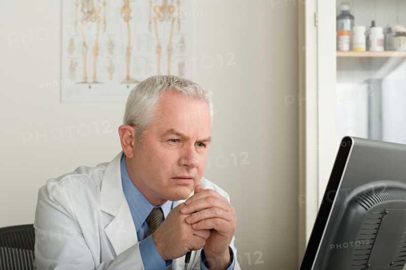Doctor working on computer. Photo : Rob Lewine