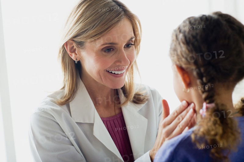 Doctor examining girl (10-11). Photo : Rob Lewine