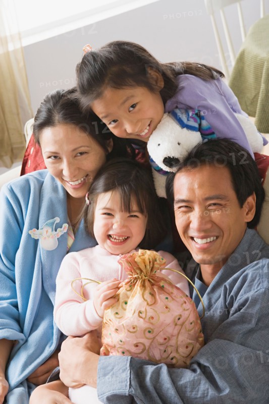 Portrait of family with two daughters (10-11). Photo : Rob Lewine