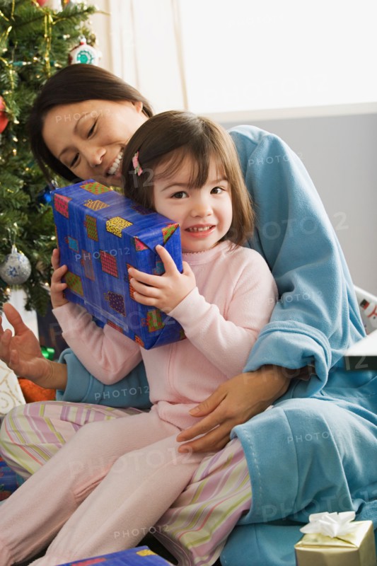 Mother and daughter (10-11) at Christmas morning. Photo : Rob Lewine