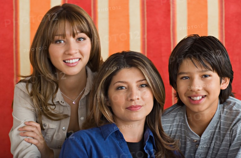 Portrait of mother with two children. Photo : Rob Lewine