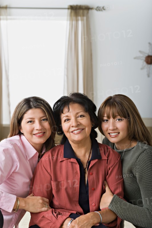 Family portrait of three women. Photo : Rob Lewine