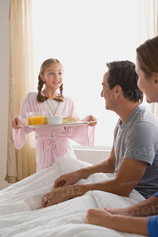 Family breakfast in bed. Photo : Rob Lewine