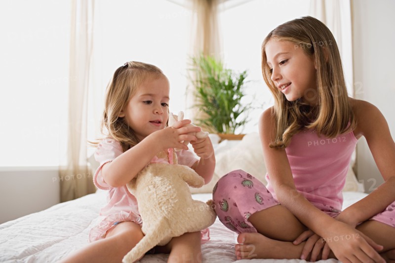 Two sisters playing together. Photo : Rob Lewine