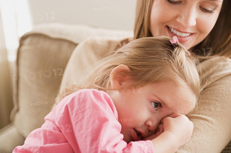 Girl (8-9) in mother's arms. Photo : Rob Lewine
