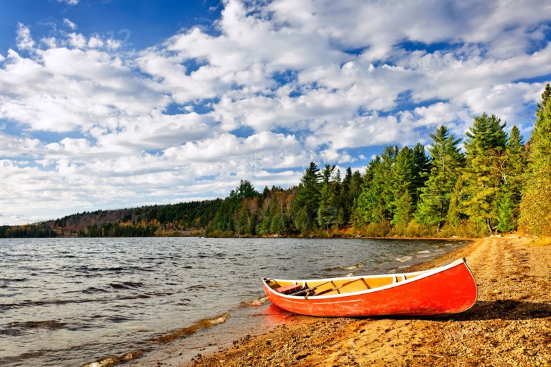 Canada, Ontario, Algonquin Park, Canoe on beach. Photo :  Elena Elisseeva