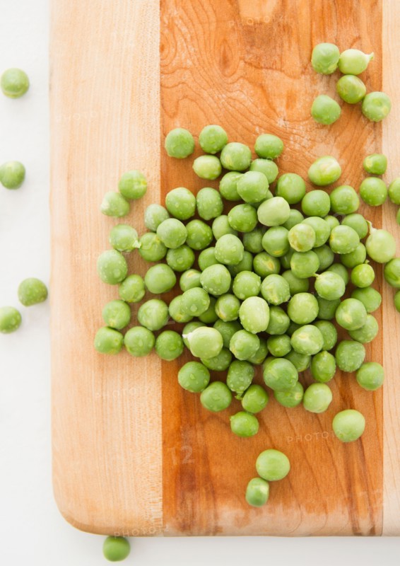 Close up of green peas on cutting board, studio shot. Photo : Jamie Grill
