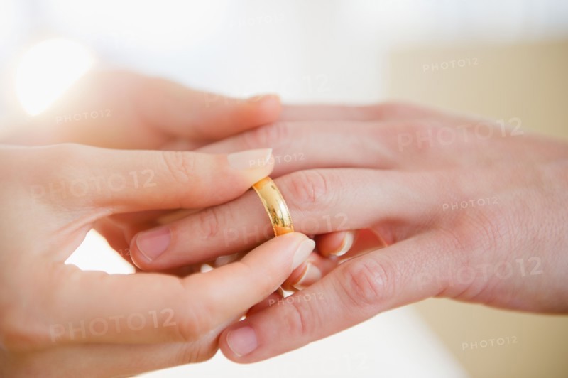 Close up of man's and woman's hands with wedding ring. Photo : Jamie Grill