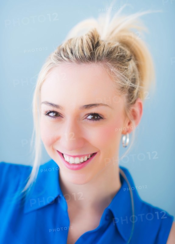 Portrait of smiling young woman, studio shot. Photo : Daniel Grill