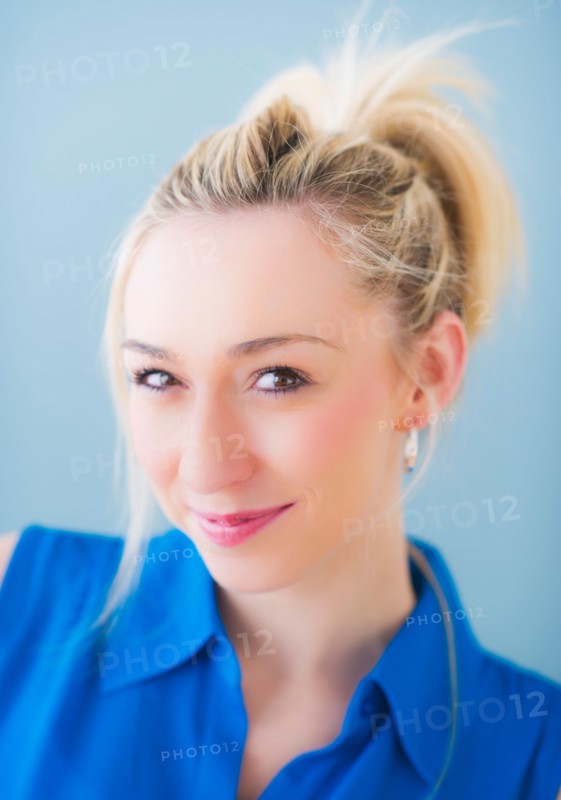 Portrait of smiling young woman, studio shot. Photo : Daniel Grill
