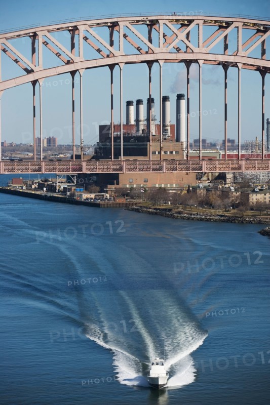 USA, New York, New York City. Ship under bridge. Photo : fotog