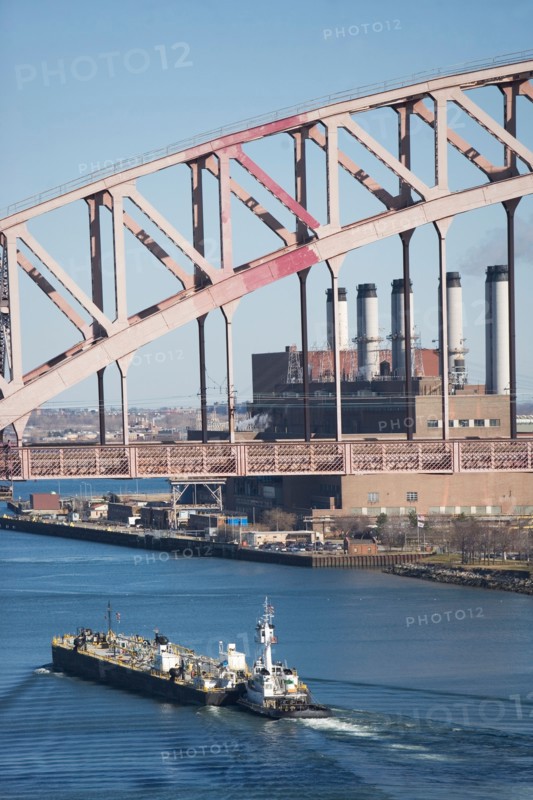 USA, New York, New York City. Ship under bridge. Photo : fotog