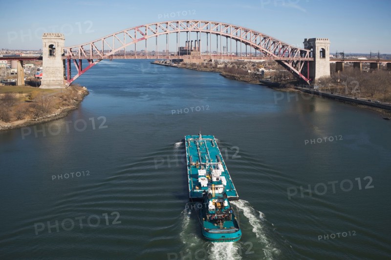 USA, New York, New York City. Ship under bridge. Photo : fotog