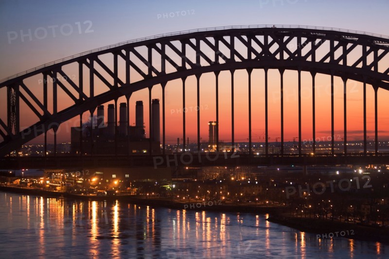 USA, New York, New York City. Bridge and smoke stacks at dusk. Photo : fotog