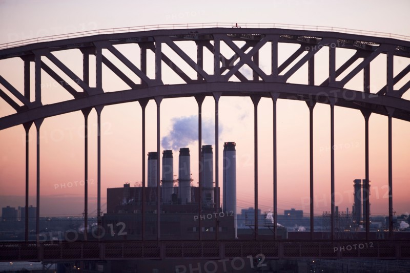 USA, New York, New York City. Bridge and smoke stacks at dusk. Photo : fotog