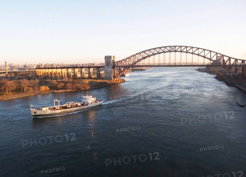 USA, New York, New York City. Ship under bridge. Photo : fotog