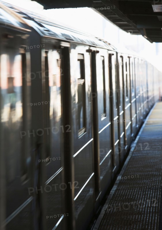 USA, New York, New York City. Train on platform. Photo : fotog