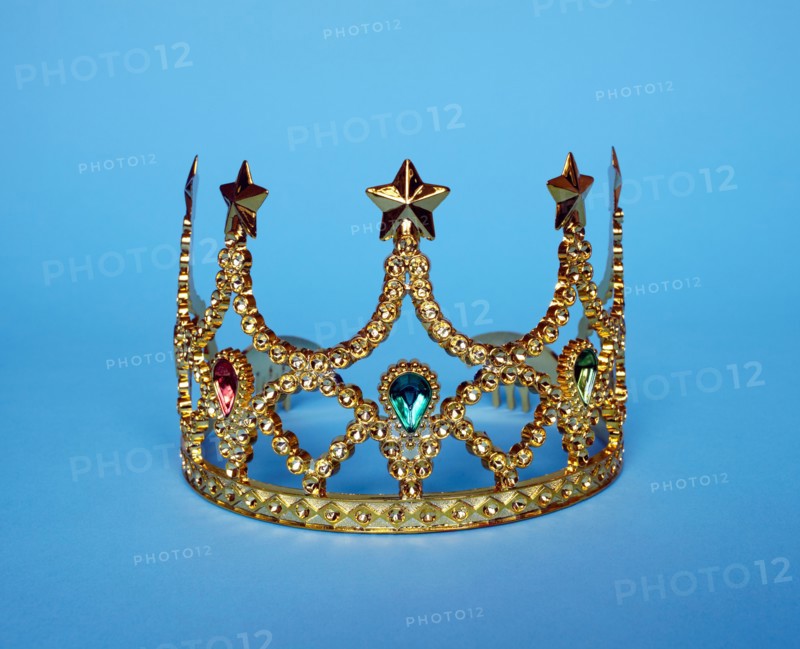 Studio shot of gold tiara. Photo : Winslow Productions