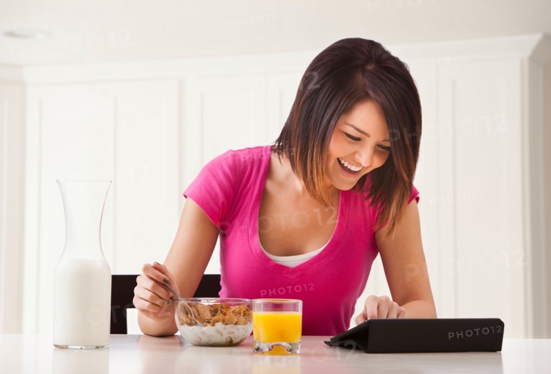 Young woman preparing breakfast. Photo : Mike Kemp