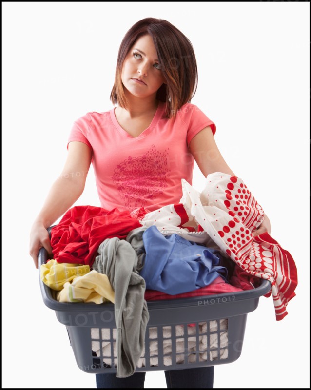 Young woman with laundry basket. Photo : Mike Kemp