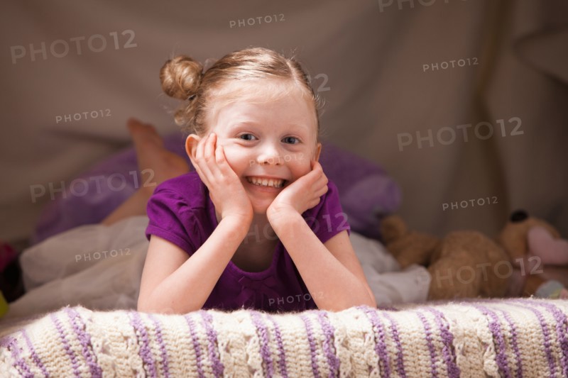Portrait of happy girl (4-5). Photo : Mike Kemp