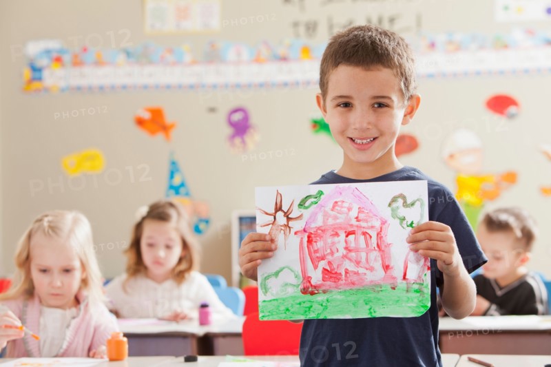 Children (4-5, 6-7) during art classes. Photo : Mike Kemp