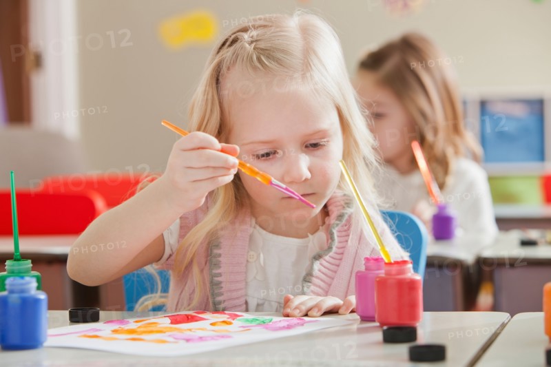 Children (4-5, 6-7) during art classes. Photo : Mike Kemp