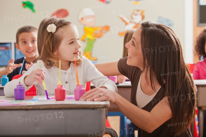 Teacher with children (2-3, 4-5, 6-7) during art classes. Photo : Mike Kemp