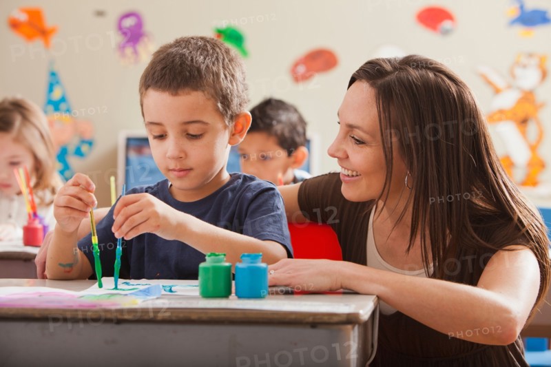 Teacher with children (4-5, 6-7) during art classes. Photo : Mike Kemp