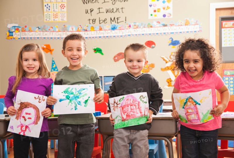 Children (2-3, 4-5, 6-7) during art classes. Photo : Mike Kemp