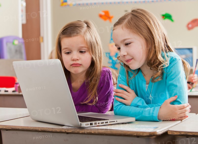 Children (4-5, 6-7) at school using laptop. Photo : Mike Kemp