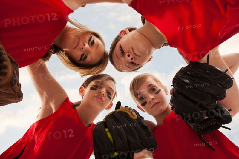 Girls (12-13) in huddle. Photo : Mike Kemp