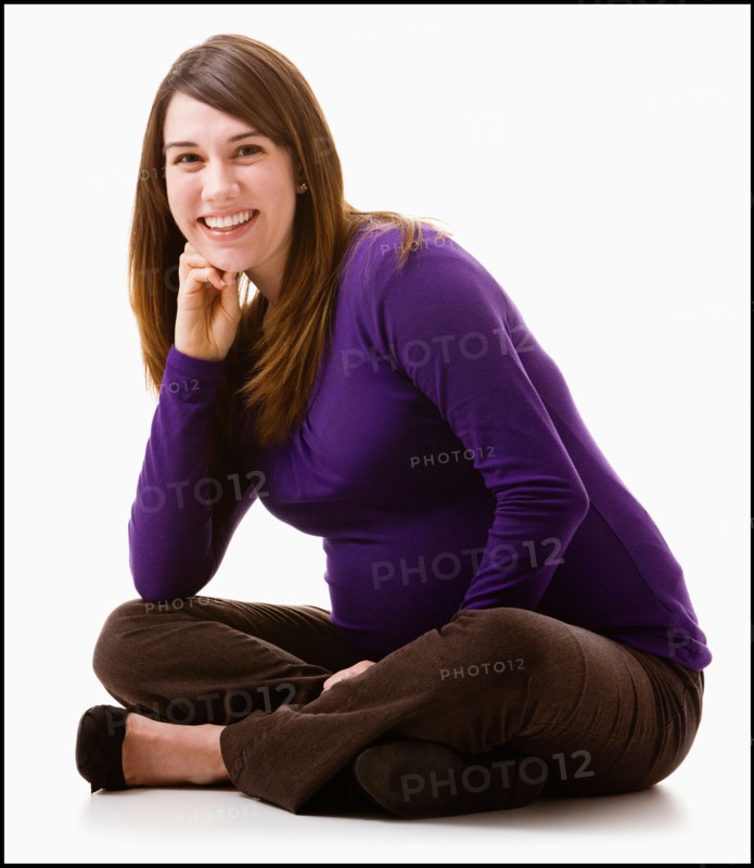 Portrait of pregnant woman, studio shot. Photo : Mike Kemp
