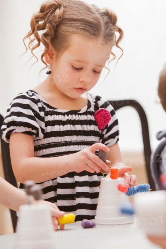 Girl (2-3) playing in kindergarten. Photo : Mike Kemp
